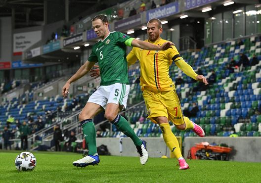 BELFAST, IRLANDA DEL NORD - 18 NOVEMBRE: Jonny Evans dell'Irlanda del Nord viene sfidato da Denis Alibec della Romania durante la partita della fase a gironi di UEFA Nations League tra Irlanda del Nord e Romania al Windsor Park, il 18 novembre 2020 a Belfast, Irlanda del Nord. Un numero limitato di spettatori (1060) sarà presente, poiché le restrizioni dovute alla pandemia di Covid-19 vengono allentate in Irlanda del Nord. (Foto di Charles McQuillan/Getty Images) Jonny Evans, nuovo ruolo al Manchester United: guiderà il settore prestiti e crescita- immagine 3