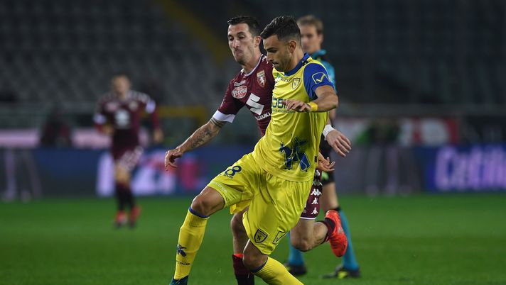 TURIN, ITALY - NOVEMBER 26: Ivan Radovanovic (R) of AC ChievoVerona is challenged by Mirko Valdifiori of FC Torino during the Serie A match between FC Torino and AC ChievoVerona at Stadio Olimpico di Torino on November 26, 2016 in Turin, Italy. (Photo by Valerio Pennicino/Getty Images) Chievo, a centrocampo tre uomini di sostanza per spezzare il gioco del Toro - immagine 1