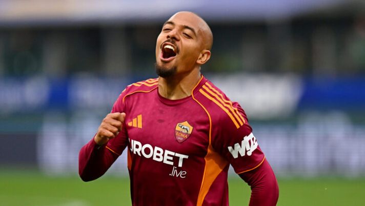 PARMA, ITALY - MAY 10: Donyell Malen of AS Roma celebrates scoring his team's first goal during the Serie A match between Parma Calcio 1913 and AS Roma at Stadio Ennio Tardini on May 10, 2026 in Parma, Italy. (Photo by Alessandro Sabattini/Getty Images) Malen: “Qui dall’inizio? Probabilmente sarei stato capocannoniere, ma la penso così! Come mi trovo alla Roma” - immagine 1
