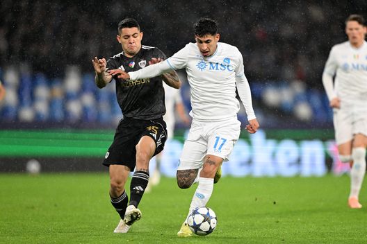 NAPLES, ITALY - NOVEMBER 25: Mathias Olivera of SSC Napoli battles for possession with Perdo Bicalho of Quarabag FK during the UEFA Champions League 2025/26 League Phase MD5 match between SSC Napoli and Qarabag FK at Stadio Diego Armando Maradona on November 25, 2025 in Naples, Italy. (Photo by Francesco Pecoraro/Getty Images)