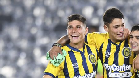 BUENOS AIRES, ARGENTINA - OCTOBER 16: Gino Infantino, Alejo Veliz and Facundo Buonanotte of Rosario Central celebrate after winning a match between River Plate and Rosario Central as part of Liga Profesional 2022 at Estadio Más Monumental Antonio Vespucio Liberti on October 16, 2022 in Buenos Aires, Argentina. (Photo by Rodrigo Valle/Getty Images)