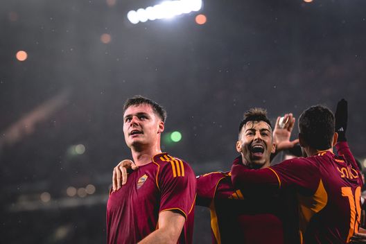 GLASGOW, SCOZIA - DICEMBRE 11: Evan Ferguson dell'AS Roma celebra la seconda rete della formazione giallorossa contro il Celtic. (Foto di Fabio Rossi/AS Roma via Getty Images) Grande risposta della Roma: i giallorossi sbancano il Celtic Park di Glasgow- immagine 2