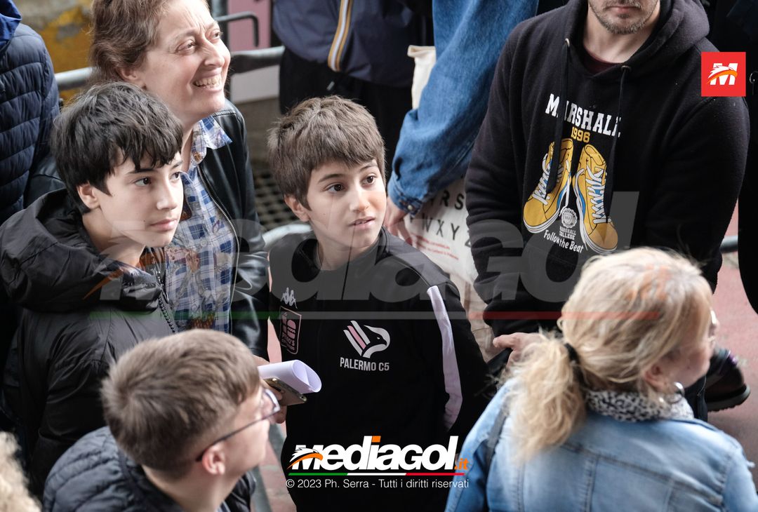 FOTO PALERMO, verso il Cagliari: la carica dei tifosi al “Barbera” (GALLERY) - immagine 21