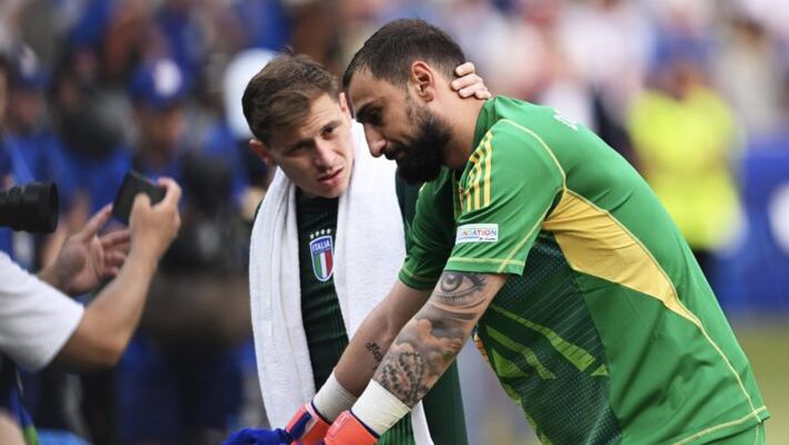 BERLIN, GERMANY - JUNE 29: Nicolo Barella of Italy consoles teammate Gianluigi Donnarumma after the team's defeat and elimination from EURO 2024 in the UEFA EURO 2024 round of 16 match between Switzerland and Italy at Olympiastadion on June 29, 2024 in Berlin, Germany. (Photo by Stu Forster/Getty Images) Gazzetta: “La Nazionale rientra in Italia: all’arrivo a Malpensa i tifosi presenti…” - immagine 1