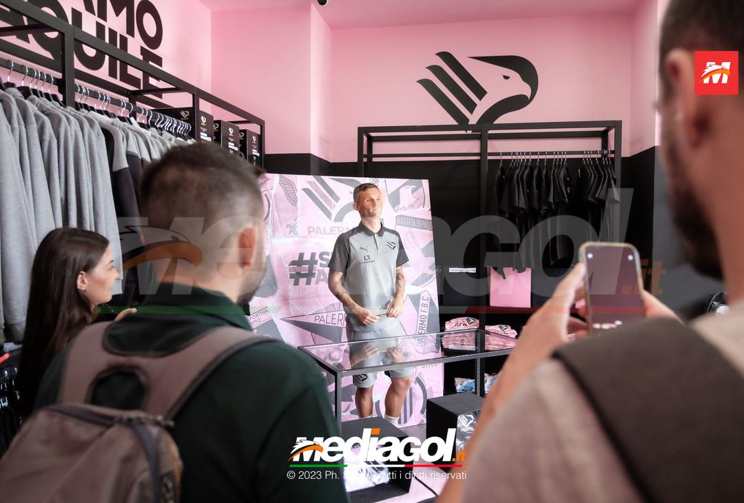 FOTO PALERMO: Liam Henderson incontra i tifosi allo Store Ufficiale (GALLERY) - immagine 31