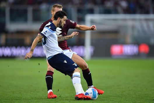 TURIN, ITALY - SEPTEMBER 23: Luis Alberto of SS Lazio kicks the ball during the Serie A match between Torino FC v SS Lazio at Stadio Olimpico di Torino on September 23, 2021 in Turin, Italy. (Photo by Valerio Pennicino/Getty Images) Lazio, gerarchie stabilite a centrocampo: Milinkovic l’asso di Sarri- immagine 2
