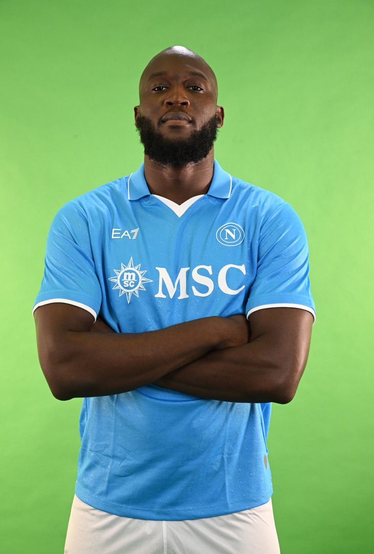 GALLERY Lukaku posa con la divisa del Napoli: gli scatti con la maglia azzurra e bianca - immagine 11