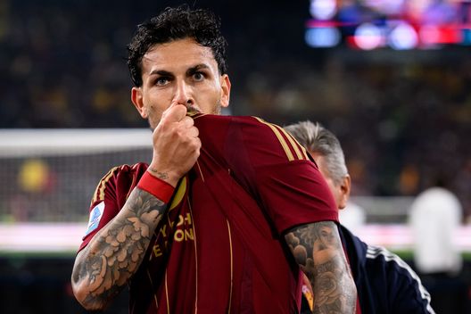 ROMA, ITALIA - MAGGIO 18: Leandro Paredes, centrocampista della Roma esulta dopo il gol del vantaggio. (Foto di Fabio Rossi/AS Roma via Getty Images) L’addio di Ranieri, l’orgoglio della Roma e il tracollo del Milan- immagine 4