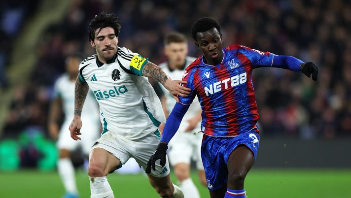 LONDON, ENGLAND - NOVEMBER 30: Eddie Nketiah of Crystal Palace runs with the ball whilst under pressure from Sandro Tonali of Newcastle United during the Premier League match between Crystal Palace FC and Newcastle United FC at Selhurst Park on November 30, 2024 in London, England. (Photo by Eddie Keogh/Getty Images) Crystal Palace