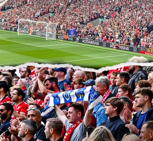 Derby e mano tesa: bandiera dell’Everton nella Kop del Liverpool, tributo al tifoso Toffees morto in incidente- immagine 2
