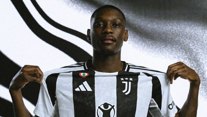 TURIN, ITALY - JANUARY 16: Juventus Unveil New Signing Kolo Muani at Juventus creator lab on January 16, 2025 in Turin, Italy. (Photo by Daniele Badolato - Juventus FC/Juventus FC via Getty Images) Romano – Kolo Muani, la Juve lavora a fari spenti: ma il Psg vuole aspettare, il motivo - immagine 1