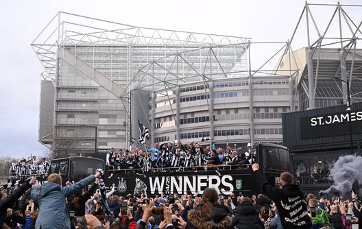 La squadra del Newcastle festeggia la vittoria della Carabao Cup della scorsa stagione (Photo by Stu Forster/Getty Images) Newcastle, troppe voci di mercato su Isak: Howe lo manda a casa prima di un’amichevole- immagine 2