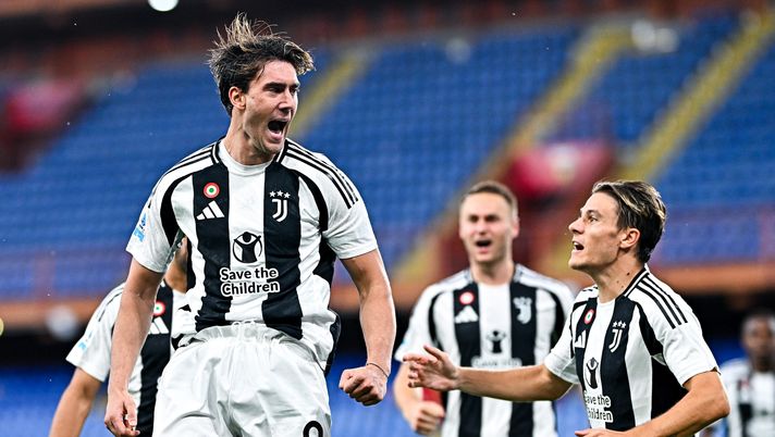GENOA, ITALY - SEPTEMBER 28: Dusan Vlahovic of Juventus (left) celebrates with his team-mates Teun Koopmeiners and Nicolò Fagioli after scoring a goal on a penalty kick during the Serie A match between Genoa and Juventus at Stadio Luigi Ferraris on September 28, 2024 in Genoa, Italy. (Photo by Simone Arveda/Getty Images) Juventus-Parma: vincono sempre i bianconeri. L’ultimo ko? Nel 2015 - immagine 1