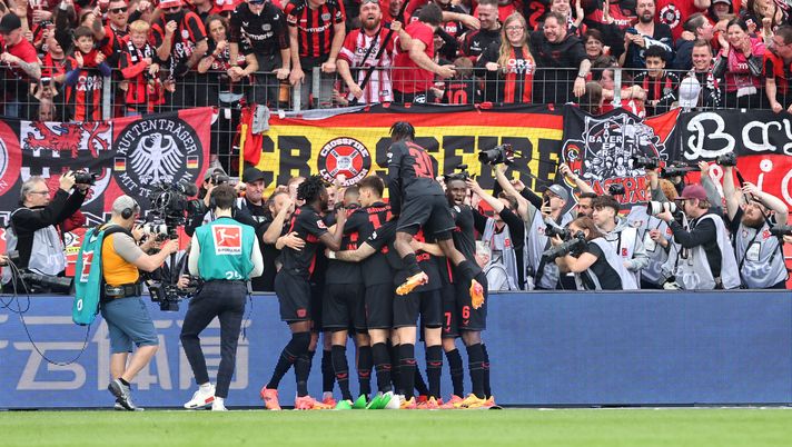 LEVERKUSEN, GERMANY - APRIL 14: Players of Bayer Leverkusen celebrate their team's third goal scored by Florian Wirtz of Bayer Leverkusen (not pictured) during the Bundesliga match between Bayer 04 Leverkusen and SV Werder Bremen at BayArena on April 14, 2024 in Leverkusen, Germany. (Photo by Christof Koepsel/Getty Images) Xabi Alonso scrive la storia a Leverkusen: il Bayer è campione di Germania - immagine 1