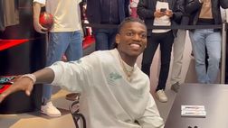 VIDEO / Leao incontra i tifosi a Casa Milan e “surfa” per i fotografi