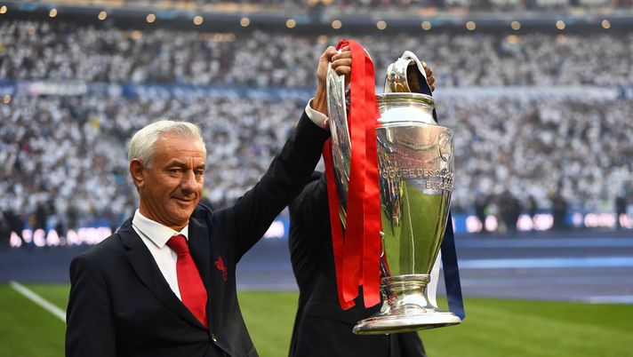 MADRID, SPAGNA - 1 GIUGNO: Ian Rush, ex giocatore del Liverpool, e Ledley King, ex Tottenham Hotspur, mostrano il trofeo prima della finale di UEFA Champions League tra Tottenham Hotspur e Liverpool all'Estadio Wanda Metropolitano, il 1 giugno 2019 a Madrid, Spagna. (Foto di Michael Regan/Getty Images) Ian Rush Liverpool