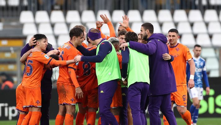 COMO, ITALY - FEBRUARY 14: The players of ACF Fiorentina celebrate the victory at the end of the Serie A match between Como 1907 and ACF Fiorentina at Giuseppe Sinigaglia Stadium on February 14, 2026 in Como, Italy. (Photo by Marco Luzzani/Getty Images) Gazzetta: “Finalmente la Fiorentina. Vittoria anche grazie alle piccole astuzie” - immagine 1