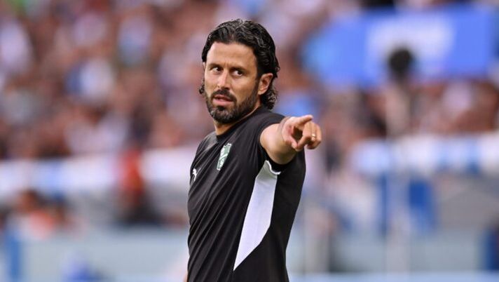 SASSUOLO, ITALY - AUGUST 23: Fabio Grosso, Head Coach of Sassuolo, gestures during the Serie A match between US Sassuolo Calcio and SSC Napoli at Mapei Stadium Citta del Tricolore on August 23, 2025 in Sassuolo, Italy. (Photo by Alessandro Sabattini/Getty Images) Grosso: “Potevamo fare di più ma contento della prestazione, il Napoli ha vinto meritatamente” - immagine 1
