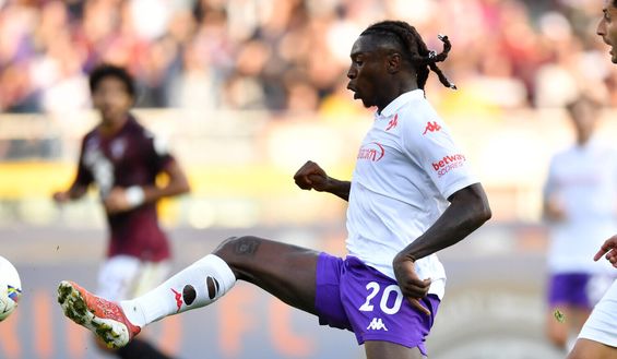TURIN, ITALY - NOVEMBER 03: Moise Kean of Fiorentina controls the ball under pressure from Guillermo Maripan of Torino during the Serie A match between Torino and Fiorentina at Stadio Olimpico di Torino on November 03, 2024 in Turin, Italy. (Photo by Valerio Pennicino/Getty Images) Vanoli perdona Maripan: “Niente riposo per i giocatori importanti”- immagine 2
