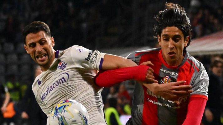 CREMONA, ITALY - MARCH 16: Rolando Mandragora of ACF Fiorentina and Youssef Maleh of US Cremonese fight for the ball during the Serie A match between US Cremonese and ACF Fiorentina at Stadio Giovanni Zini on March 16, 2026 in Cremona, Italy. (Photo by Marco M. Mantovani/Getty Images) Mandragora (ACF): “Nella posizione dove siamo, non ci sono partite semplici” - immagine 1