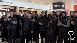 VIDEO Palermo, verso il Cittadella: la carica dei tifosi in aeroporto