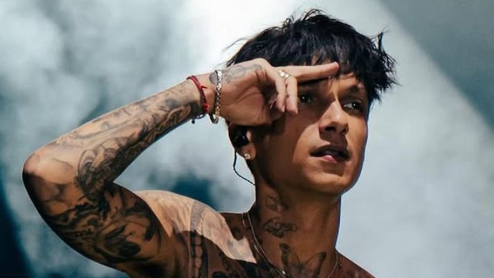 Dedica di Ultimo ai suoi fan e una frecciata: “A chi spera che finisca e a chi crede…” - immagine 1