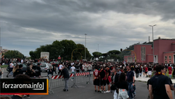 VIDEO – La contestazione della Sud: cori, fumogeni e fuochi d’artificio fuori l’Olimpico