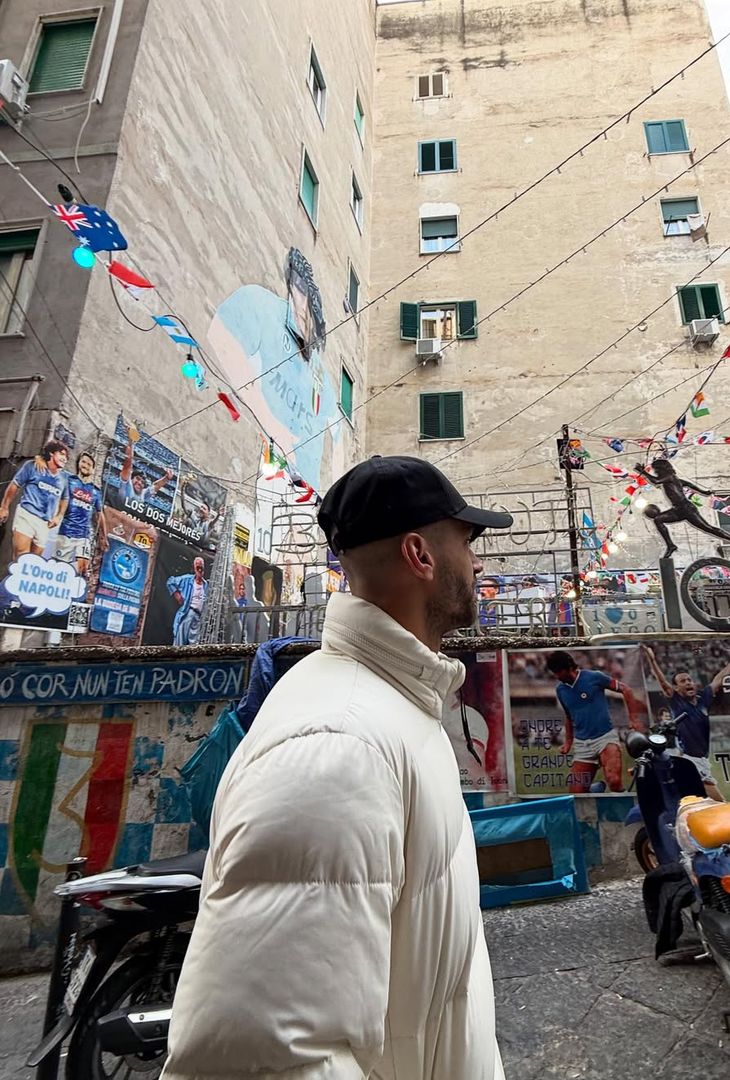 GALLERY “A’primm vot ngopp e quartier”, Spinazzola al murale di Maradona - immagine 3