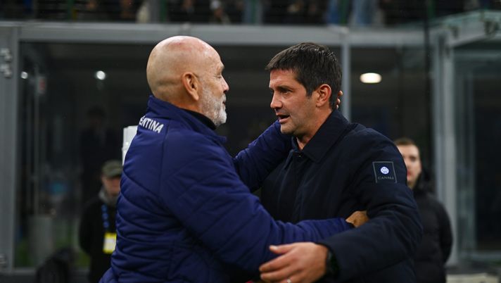 MILAN, ITALY - OCTOBER 29: Head Coach of ACF Fiorentina Stefano Pioli greets Head Coach of FC Internazionale Cristian Chivu prior to the Serie A match between FC Internazionale and ACF Fiorentina at Giuseppe Meazza Stadium on October 29, 2025 in Milan, Italy. (Photo by Mattia Ozbot - Inter/Inter via Getty Images) Chivu: “Partita complicata, hanno scelto di difendersi. Dopo il 2-0 tutto facile” - immagine 1