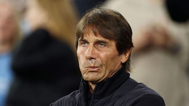 MANCHESTER, ENGLAND - SEPTEMBER 18: Antonio Conte, Head Coach of Napoli, looks on prior to the UEFA Champions League 2025/26 League Phase MD1 match between Manchester City and SSC Napoli at City of Manchester Stadium on September 18, 2025 in Manchester, England. (Photo by Dan Istitene/Getty Images) Napoli, la probabile formazione anti-Milan: dal portiere alle condizioni di Rrahmani - immagine 1