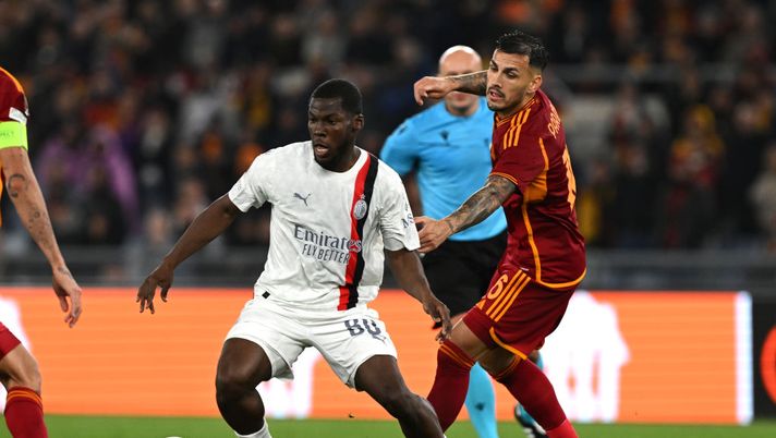 ROME, ITALY - APRIL 18: Leandro Paredes of AS Roma competes for the ball with Yunus Musah of AC Milan during the UEFA Europa League 2023/24 Quarter-Final second leg match between AS Roma and AC Milan at Stadio Olimpico on April 18, 2024 in Rome, Italy. (Photo by Claudio Villa/AC Milan via Getty Images) Paredes: “Il gioco di De Rossi è perfetto. Contento di migliorare ogni giorno” - immagine 1
