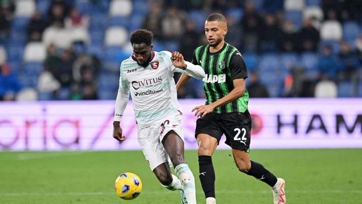 REGGIO NELL'EMILIA, ITALY - NOVEMBER 10: Boulaye Dia of US Salernitana runs with the ball whilst under pressure from Jeremy Toljan of US Sassuolo during the Serie A TIM match between US Sassuolo and US Salernitana at Mapei Stadium - Citta' del Tricolore on November 10, 2023 in Reggio nell'Emilia, Italy. (Photo by Alessandro Sabattini/Getty Images) Salernitana e Sassuolo non vanno oltre il 2 a 2: i granata rimontati dai neroverdi - immagine 1