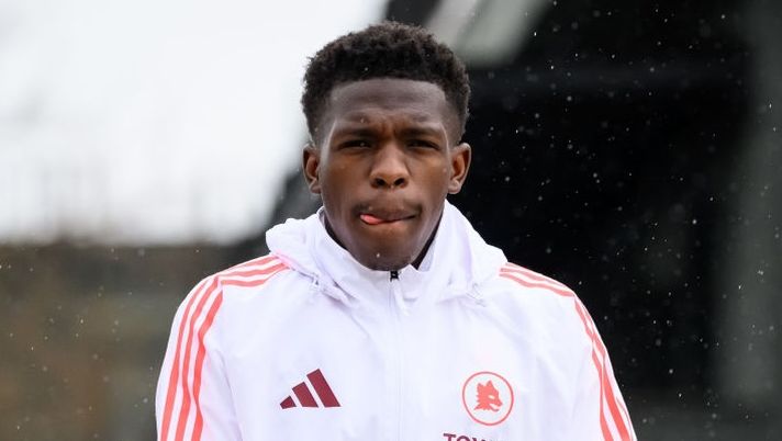 ROME, ITALY - MARCH 12: AS Roma player Lucas Gourna-Douath during a training session at Centro Sportivo Fulvio Bernardini on March 12, 2025 in Rome, Italy. (Photo by Fabio Rossi/AS Roma via Getty Images) Roma, caccia a un attaccante: due i profili valutati. Le ultime sul futuro di Gourna-Douath - immagine 1