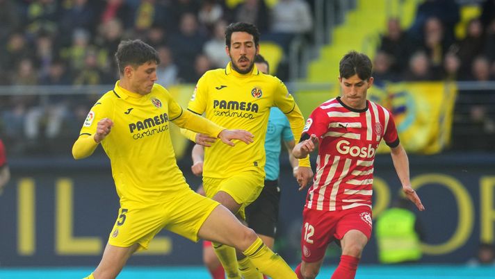 VILLARREAL, SPAIN - JANUARY 22: Jorge Cuenca of Villarreal CF battles for possession with Toni Villa of Girona FC during the LaLiga Santander match between Villarreal CF and Girona FC at Estadio de la Ceramica on January 22, 2023 in Villarreal, Spain. (Photo by Aitor Alcalde/Getty Images)  Villarreal
