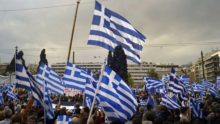 ATHENS, GREECE - FEBRUARY 04: Demonstrators wave Greek national flags during a demonstration February 4, 2018 in Athens, Greece. Protesters gathered in the Greek capital for a rally to protest a potential Greek compromise in a dispute with neighbouring Macedonia over the former Yugoslav republic's official name. (Photo by Milos Bicanski/Getty Images) Il governo greco conferma: “Non si cambia nessuna sede. Sarebbe impensabile” - immagine 1