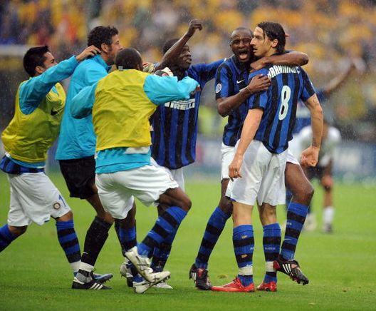 PARMA, ITALIA - 18 MAGGIO: Patrick Vieira e Zlatan Ibrahimovic dell'Inter festeggiano la vittoria del titolo di Serie A dopo la partita di Serie A tra Parma e Inter allo Stadio Tardini il 18 maggio 2008 a Parma, Italia. (Foto di New Press/Getty Images) Parma-Inter, quando la sfida tra i due club è stata decisiva- immagine 4