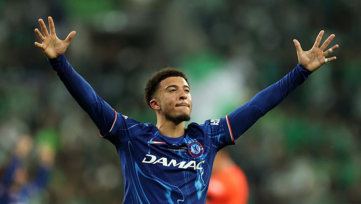 WROCLAW, POLAND - MAY 28: Jadon Sancho of Chelsea celebrates his team's victory at full time following the UEFA Conference League Final 2025 between Real Betis Balompie and Chelsea FC at Stadion Wroclaw on May 28, 2025 in Wroclaw, Poland. (Photo by Richard Heathcote/Getty Images) Sancho, non c’è solo la Juventus: ci pensa anche l’Inter come alternativa a Lookman - immagine 1