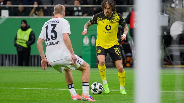 FRANKFURT AM MAIN, GERMANY - OCTOBER 28: Fabio Silva of Borussia Dortmund challenges Rasmus Kristensen of Eintracht Frankfurt during the DFB Cup match between Eintracht Frankfurt and Borussia Dortmund at Deutsche Bank Park on October 28, 2025 in Frankfurt am Main, Germany. (Photo by Christian Kaspar-Bartke/Getty Images) Mercato Roma, si riapre la pista Fabio Silva: il Dortmund può cederlo in prestito - immagine 1