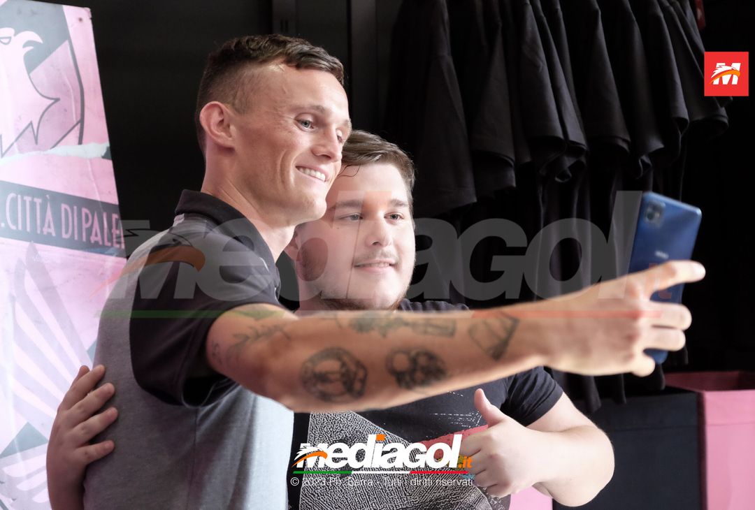 FOTO PALERMO: Liam Henderson incontra i tifosi allo Store Ufficiale (GALLERY) - immagine 30