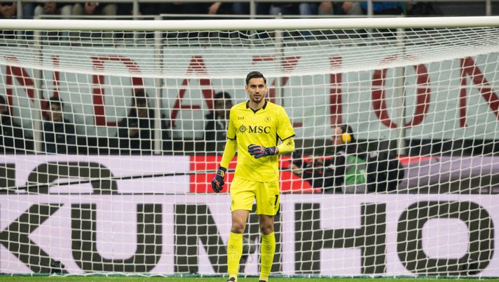 MILAN, ITALY - OCTOBER 29: SSC Napoli player Alex Meret in action during the Serie A match between AC Milan and SSC Napoli at San Siro Stadium on October 29, 2024 in Milan, Italy. (Photo by SSC Napoli/Getty Images) rinnovo meret