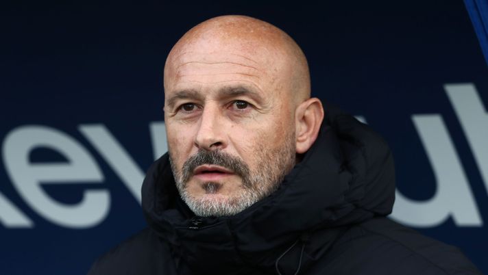 COMO, ITALY - JANUARY 10: Bologna FC coach Vincenzo Italiano looks on during the Serie A match between Como 1907 and Bologna FC 1909 at Giuseppe Sinigaglia Stadium on January 10, 2026 in Como, Italy. (Photo by Marco Luzzani/Getty Images) Italiano: “Peccato per i due punti persi ma ho avuto delle risposte positive. Rowe e Lucumi?..”- immagine 1