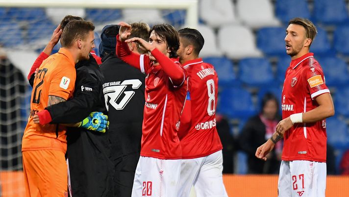 REGGIO NELL'EMILIA, ITALY - DECEMBER 04: AC Perugia players celebrate the victory after the Coppa Italia match between US Sassuolo and AC Perugia at Mapei Stadium - Città del Tricolore on December 4, 2019 in Reggio nell'Emilia, Italy (Photo by Alessandro Sabattini/Getty Images) Perugia
