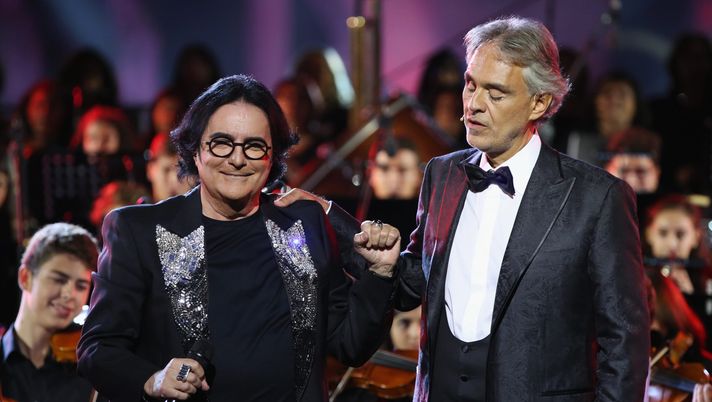 ROME, ITALY - SEPTEMBER 08:  Renato Zero and Andrea Bocelli perform at the Andrea Bocelli show as part of the 2017 Celebrity Fight Night in Italy Benefiting The Andrea Bocelli Foundation and the Muhammad Ali Parkinson Center on September 8, 2017 in Rome, Italy.  (Photo by Jonathan Leibson/Getty Images for Celebrity Fight Night)  Renato Zero e il tour “Autoritratto”: un successo travolgente che conquista l’Italia - immagine 1