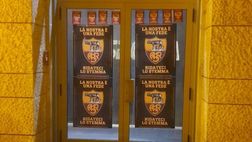 Roma, tappezzata la città con manifesti contro il “nuovo” logo: “Ridateci lo stemma”