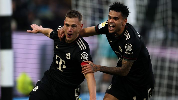 MOENCHENGLADBACH, GERMANY - OCTOBER 25: Joshua Kimmich of Bayern Munich celebrates scoring his teams first goal of the game with teammate Luis Díaz during the Bundesliga match between Borussia Mönchengladbach and FC Bayern München at Borussia-Park on October 25, 2025 in Moenchengladbach, Germany. (Photo by Dean Mouhtaropoulos/Getty Images) Streaming Union Berlino-Bayern: Diretta TV e live gratis - immagine 1