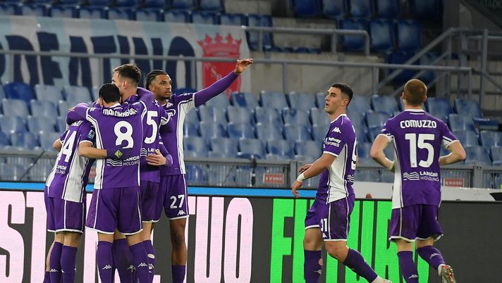 ROME, ITALY - JANUARY 07: Robin Gosens of ACF Fiorentina celebrates a frist goal with his team mates during the Serie A match between SS Lazio and ACF Fiorentina at Stadio Olimpico on January 07, 2026 in Rome, Italy. (Photo by Marco Rosi - SS Lazio/Getty Images) Segnali tattici e crescita mentale: il pareggio dell’Olimpico guarda avanti - immagine 1