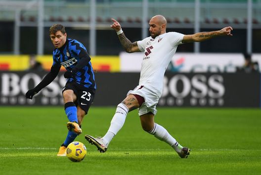 MILAN, ITALY - NOVEMBER 22: Nicolo Barella of FC Internazionale competes for the ball with Simone Zaza of Torino FC during the Serie A match between FC Internazionale and Torino FC at Stadio Giuseppe Meazza on November 22, 2020 in Milan, Italy. (Photo by Claudio Villa - Inter/Inter via Getty Images)