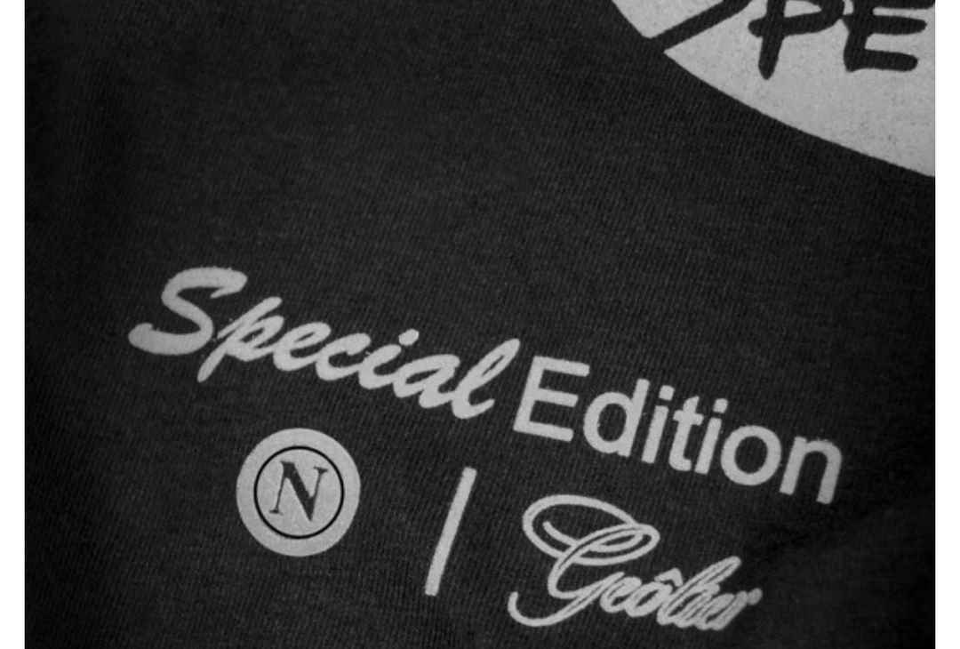 GALLERY Il Napoli e la collaborazione con Geolier: tutte le foto delle nuove maglie - immagine 7