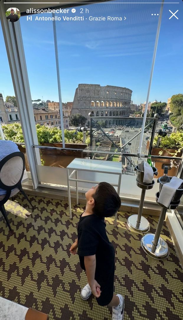Alisson torna a Roma: foto del Colosseo e l’inno di Venditti in sottofondo- immagine 2
