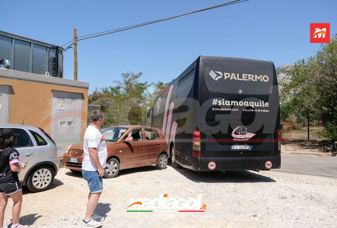 FOTO Bari-Palermo, i Rosanero in partenza dal centro sportivo di Torretta (GALLERY) - immagine 10